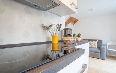 Wilson: Bankstel, Gebouw, Fabriek, Kamerplant, Countertop, Interieur Ontwerp, Tafel, Comfort, Flooring