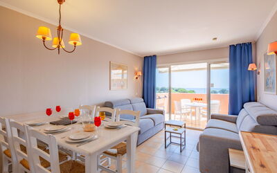 Les Issambres 120: Buitenmeubels, Zwembad, Toevlucht, Stoel, Hotel, Villa, Ligstoel