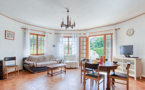 Saint Cyr sur Mer les Lecques 192: Mobilia, Tavolo, Proprietà, Divano, Finestra, Legna, Interior Design, Sedia, Illuminazione, Pavimentazione