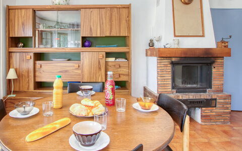 Saint Cyr sur Mer les Lecques 192: Tavolo, Mobilia, Tavola, Proprietà, Cibo, Dishware, Legna, Arancia, Interior Design, Cabinetry