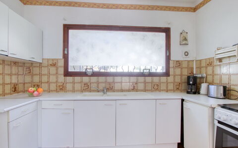 Saint Cyr sur Mer les Lecques 192: Marrone, Cabinetry, Lavello, Controsoffitto, Legna, Cucina, Rubinetto, Interior Design, Architettura, Pavimentazione