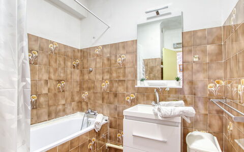 Saint Cyr sur Mer les Lecques 192: Specchio, Idraulico Fixture, Proprietà, Rubinetto, Mobiletto Del Bagno, Lavello, Soffione Doccia, Bagno, Cabinetry, Vasca Da Bagno