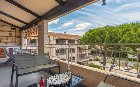 Les Faubourgs Saint Michel: Tabelle, Himmel, Eigentum, Gebäude, Couch, Pflanze, Blumentopf, Wolke, Zimmerpflanze, Fenster