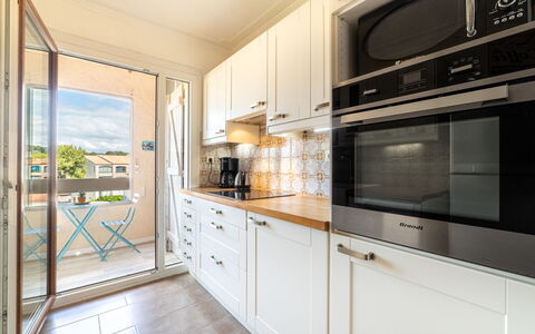 Les Faubourgs Saint Michel: Cabinetry, Countertop, Eigentum, Küchengerät, Herd, Holz, Haushaltsgerät, Interior Design, Küche, Fussboden