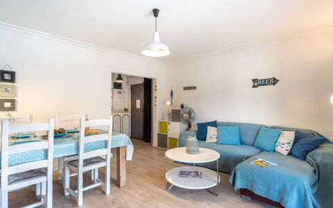 Les Faubourgs Saint Michel: Tabelle, Möbel, Couch, Holz, Interior Design, Flooring, Wohnzimmer, Fussboden, Haus, Laminatboden