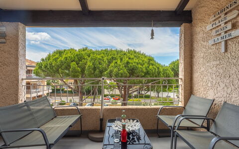 Les Faubourgs Saint Michel: Eigentum, Möbel, Himmel, Tabelle, Schatten, Interior Design, Fussboden, Stuhl, Gartenmöbel, Pflanze