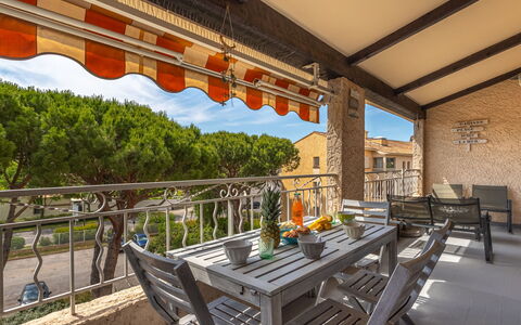 Les Faubourgs Saint Michel: Himmel, Baum, Holz, Schatten, Veranda, Stuhl, Tabelle, Zaun, Freizeit, Pflanze