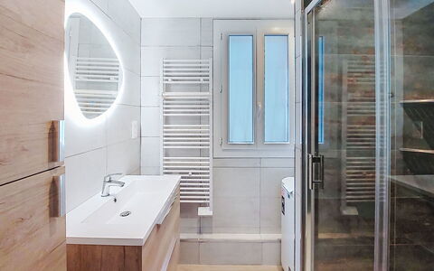 Les Goelands: Piso, Baño, Diseño De Interiores, Suelo, Arreglo De Tubería, Madera, Mueble De Baño, Lavabo, Lavabo Del Baño, Grifo