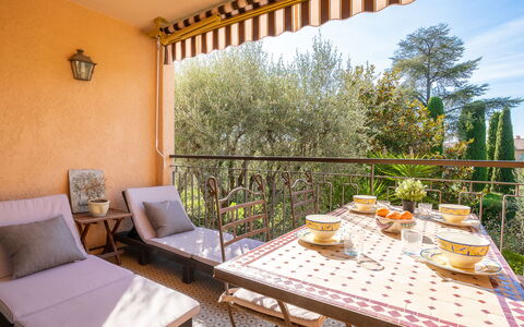 L'Orée de Vence: Mesa, Mueble, Propiedad, Planta, Silla, Vajilla, Sombra, Madera, Diseño De Interiores, Textil