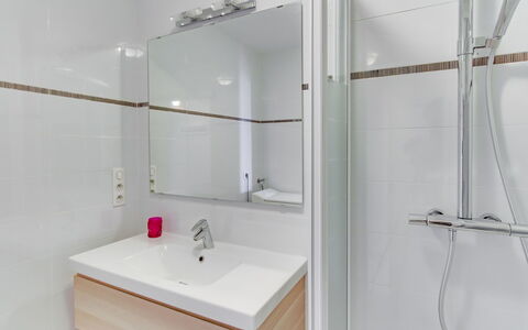 Les Hauts de Fonsainte: Badezimmer, Zimmer, Eigentum, Zapfhahn, Fliese, Interior Design, Wand, Die Architektur, Grundeigentum, Armatur