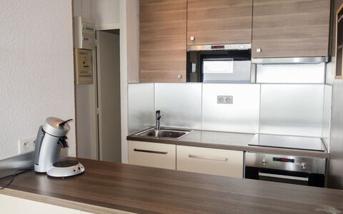 Les Hauts de Fonsainte: Zimmer, Eigentum, Countertop, Küche, Möbel, Cabinetry, Fliese, Interior Design, Fussboden, Haus