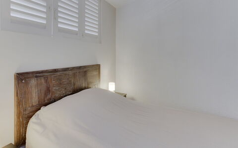 Les Hauts de Fonsainte: Schlafzimmer, Zimmer, Möbel, Bett, Weiss, Eigentum, Bettrahmen, Wand, Interior Design, Bettdecke