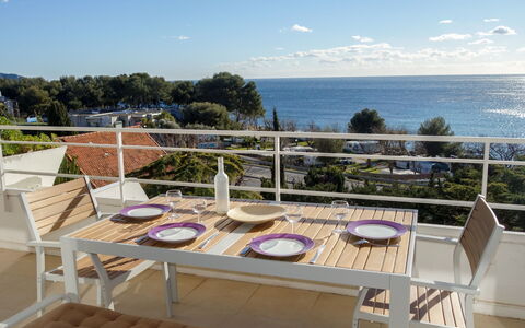 Les Hauts de Fonsainte: Eigentum, Balkon, Wohnung, Haus, Grundeigentum, Gebäude, Zimmer, Urlaub, Möbel, Tabelle