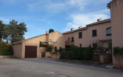 Le Mas de la Mer: Wolke, Pflanze, Himmel, Fenster, Gebäude, Strassenbelag, Baum, Blumentopf, Asphalt, Grundstueck