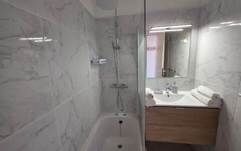 Les Pins Bleus: Badezimmer, Armatur, Flooring, Fussboden, Bad Sink, Interior Design, Sinken, Zapfhahn, Installation, Badewanne