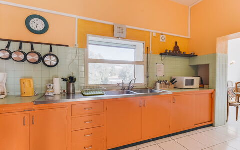 La Chilière: Orange, Pièce, Cuisine, Propriété, Cabinetry, Jaune, Meubles, Comptoir, Design Intérieur, Bâtiment