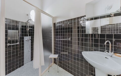 La Chilière: Salle De Bains, Propriété, Noir, Pièce, Immobilier, Tuile, Architecture, Design Intérieur, Bâtiment, Maison