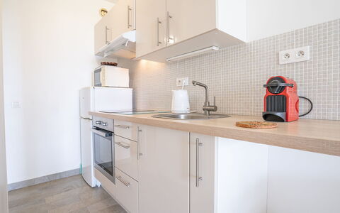 Le Trident: Lavandino Della Cucina, Cabinetry, Lavello, Rubinetto, Controsoffitto, Costruzione, Elettrodomestico Da Cucina, Cucina, Cucina Stufa, Legna