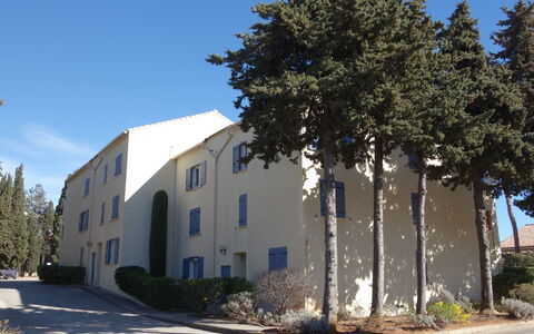 Le Clos des Lavandes: Pflanze, Himmel, Gebäude, Eigentum, Fenster, Baum, Die Architektur, Nachbarschaft, Strassenbelag, Wohngebiet