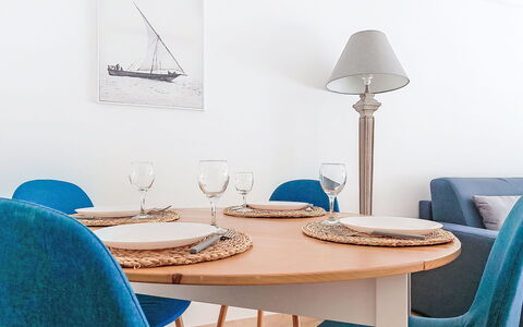 Le Clos Tranquille: Møbel, Træ, Indretning, Textile, Bord, Stol, Etage, Værelse, Spisestue, Køkken & Spisebord