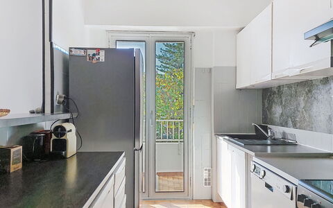 Le Clos Tranquille: Køkken, Countertop, Køkken Apparat, Større Bandage, Træ, Gulvbelægning, Indretning, Hjem, Etage, Cabinetry