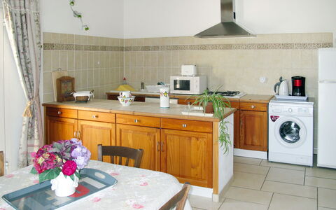 Ménerbes 603: Cabinetry, Furniture, Property, Countertop, Flower, Building, Sink, Kitchen, Drawer, Kitchen Stove