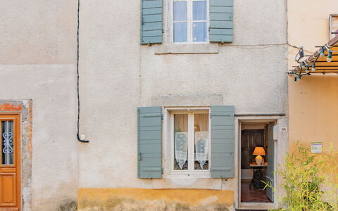 Côté Place: Pianta, Finestra, Costruzione, Azzurro, Legna, Porta, Giallo, Parete, Proprietà Del Materiale