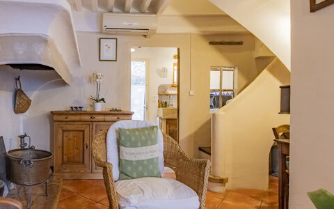 Côté Place: Mobilia, Proprietà, Costruzione, Comfort, Cabinetry, Cassetto, Interior Design, Legna, Illuminazione, Sedia