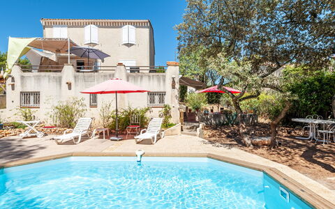 Mireio: L'Eau, Plante, Propriété, Bâtiment, Ciel, Piscine, Bleu Azur, Arbre, Plan D'Eau, Ombre