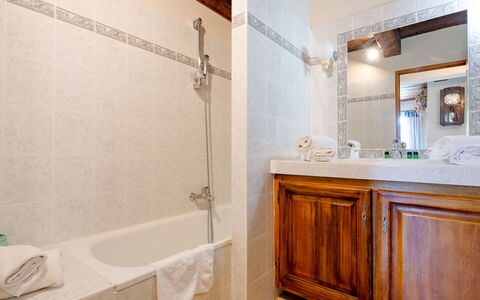 Bauduen 602: Brown, Mirror, Bathtub, Plumbing Fixture, Tap, Bathroom Cabinet, Property, Building, Bathroom, Cabinetry