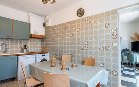 La Pitchoune: Pavimentazione, Interior Design, Cucina, Pavimento, Controsoffitto, Apparecchio Major, Camera, Cabinetry, Soffitto, Elettrodomestico Da Cucina