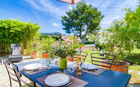 Liska Blu: Tafel, Fabriek, Bloem, Meubilair, Tableware, Eigendom, Lucht, Wolk, Venster, Stoel