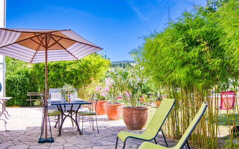 Liska Blu: Fabriek, Lucht, Eigendom, Meubilair, Tafel, Natuur, Wolk, Buitenmeubels, Schaduw, Stoel