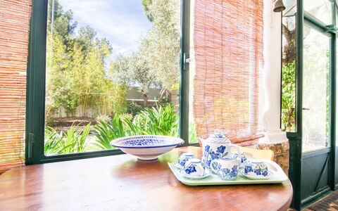 Liska Blu: Fabriek, Eigendom, Gebouw, Meubilair, Venster, Azure, Hout, Schaduw, Comfort, Interieur Ontwerp