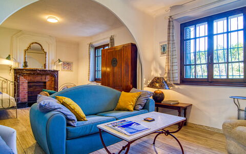 Liska Blu: Meubilair, Eigendom, Bankstel, Tafel, Venster, Blauw, Azure, Fotolijst, Comfort, Architectuur