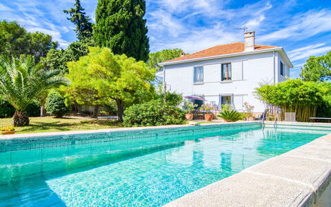 Liska Blu: Water, Wolk, Lucht, Fabriek, Gebouw, Eigendom, Blauw, Groen, Natuur, Azure