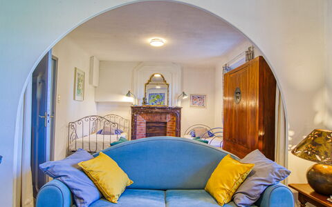 Liska Blu: Meubilair, Blauw, Azure, Bankstel, Comfort, Hout, Gebouw, Interieur Ontwerp, Verdieping, Woonkamer