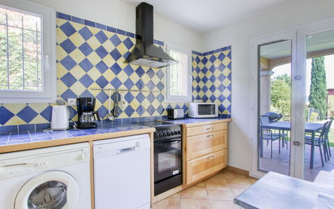 Le Puit des Oliviers 2: Cabinetry, Meubilair, Countertop, Venster, Keuken, Azure, Tafel, Wastafel, Gootsteen, Hout