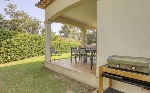 Le Puit des Oliviers i: Meubilair, Fabriek, Tafel, Openluchtbank, Schaduw, Gebouw, Hout, Boom, Buitenmeubels, Onroerend Goed