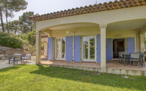 Le Puit des Oliviers i: Gebouw, Eigendom, Fabriek, Lucht, Schaduw, Land Lot, Boom, Huis, Gras, Venster