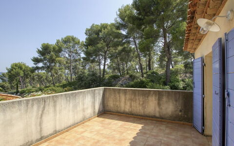 Le Puit des Oliviers i: Lucht, Boom, Weg Oppervlak, Fabriek, Land Lot, Gebouw, Hout, Schaduw, Samengesteld Materiaal, Landschap