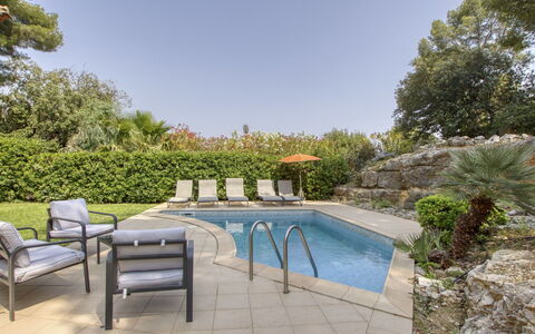 Le Puit des Oliviers i: Water, Fabriek, Lucht, Plantengemeenschap, Natuurlijk Landschap, Zwembad, Boom, Architectuur, Vrije Tijd, Gras