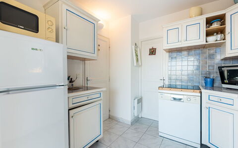 Yalou: Cabinetry, Eigendom, Toestel Van De Keuken, Huishoudapparatuur, Keuken, Fornuis, Koelkast, Interieur Ontwerp, Major Appliance, Verdieping