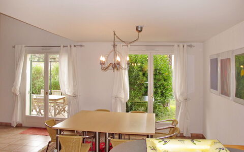 Olivier: Sky, Plant, Building, Property, Window, Tree, Slope, Land Lot, House, Urban Design