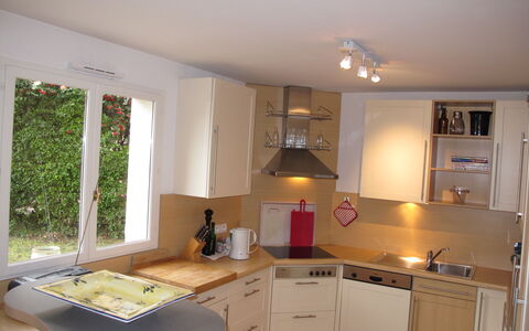 Olivier: Sky, Plant, Building, Property, Window, Tree, Slope, Land Lot, House, Urban Design