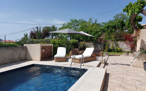 La Bastide Neuve: Zwembad, Paraplu, Bloempot, Buitenmeubels, Toevlucht, Ligstoel, Flagstone, Schaduw, Waterpartij, Kamerplant