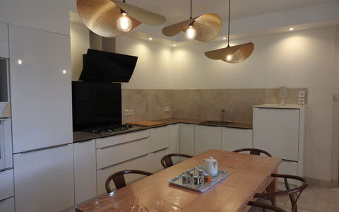 La Bastide Neuve: Interieur Ontwerp, Lichte Inrichting, Flooring, Hout, Meubilair, Plafond, Countertop, Verdieping, Verlichting, Keuken