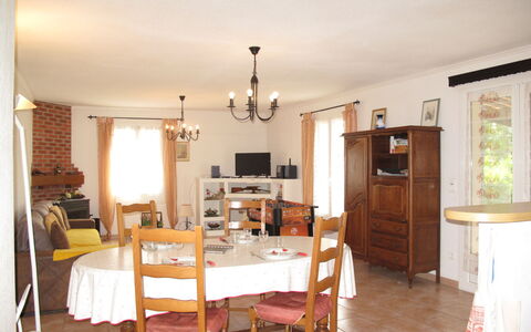 Villa Audrey: Cornice, Tavolo, Mobilia, Sedia, Legna, Cabinetry, Pavimentazione, Pavimento, Soggiorno, Cassetto