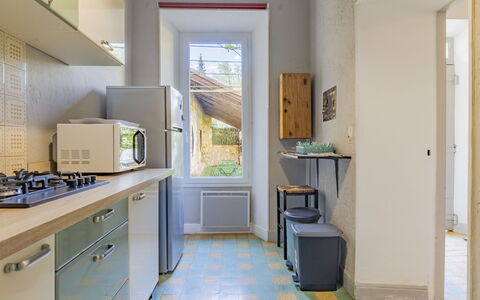 Bastide du 19Ième: Cabinetry, Meubles, Bâtiment, Comptoir, Tiroir, Maison, Sol, Cuisine, Sol, Chaise