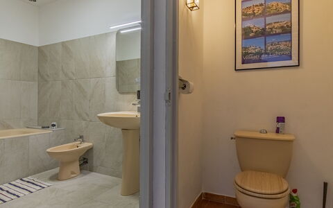 Bastide du 19Ième: Miroir, Luminaire Plomberie, Évier, Propriété, Lavabo, Robinet, Salle De Bains, Violet, Bâtiment, Design Intérieur